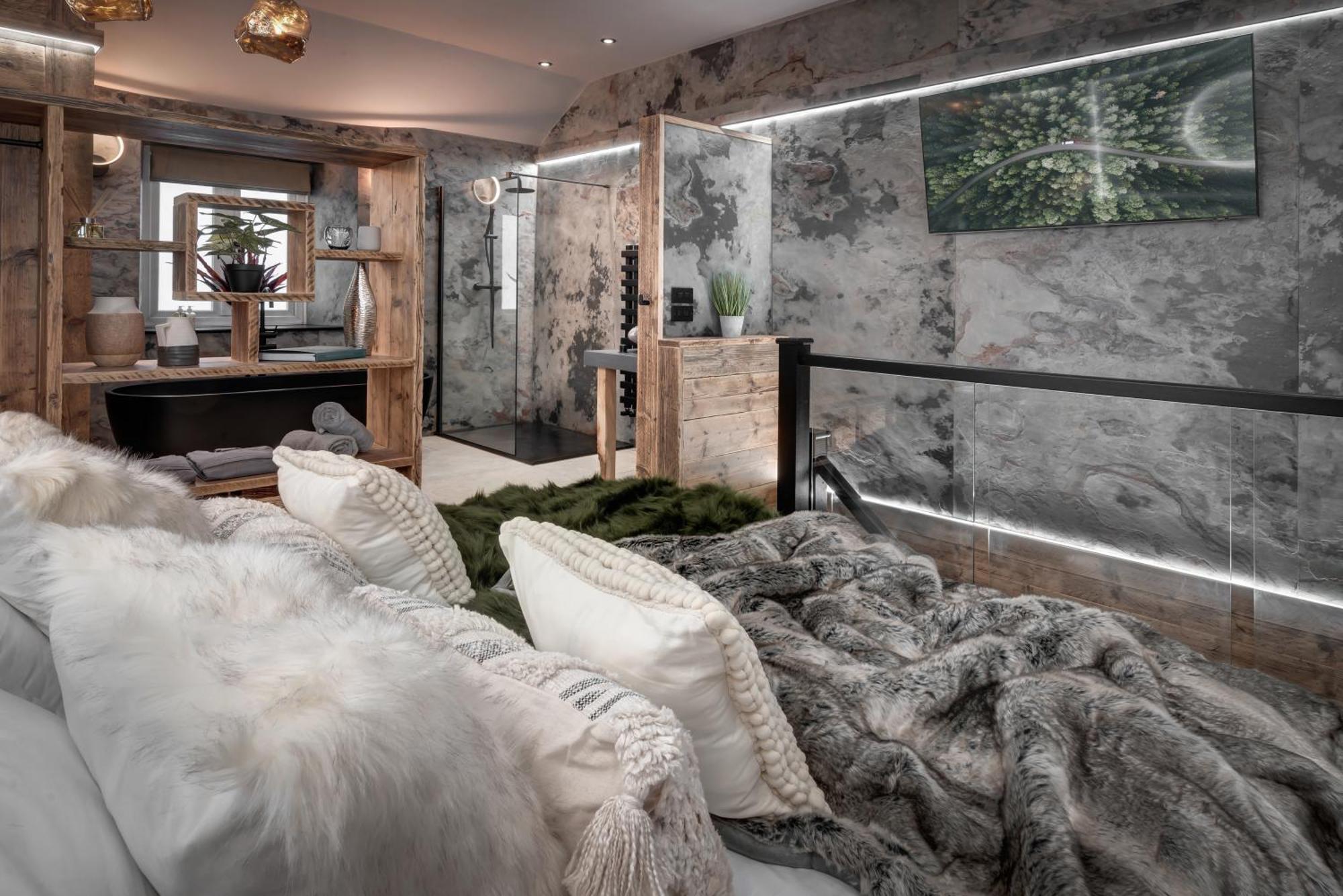 Holiday home Coronation Cottages, Modernised 200-year-old District Getaway For Two *